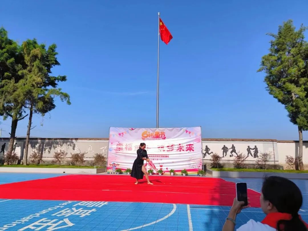 弥渡七彩艺术儿童节,儿童节学校表演有意义吗