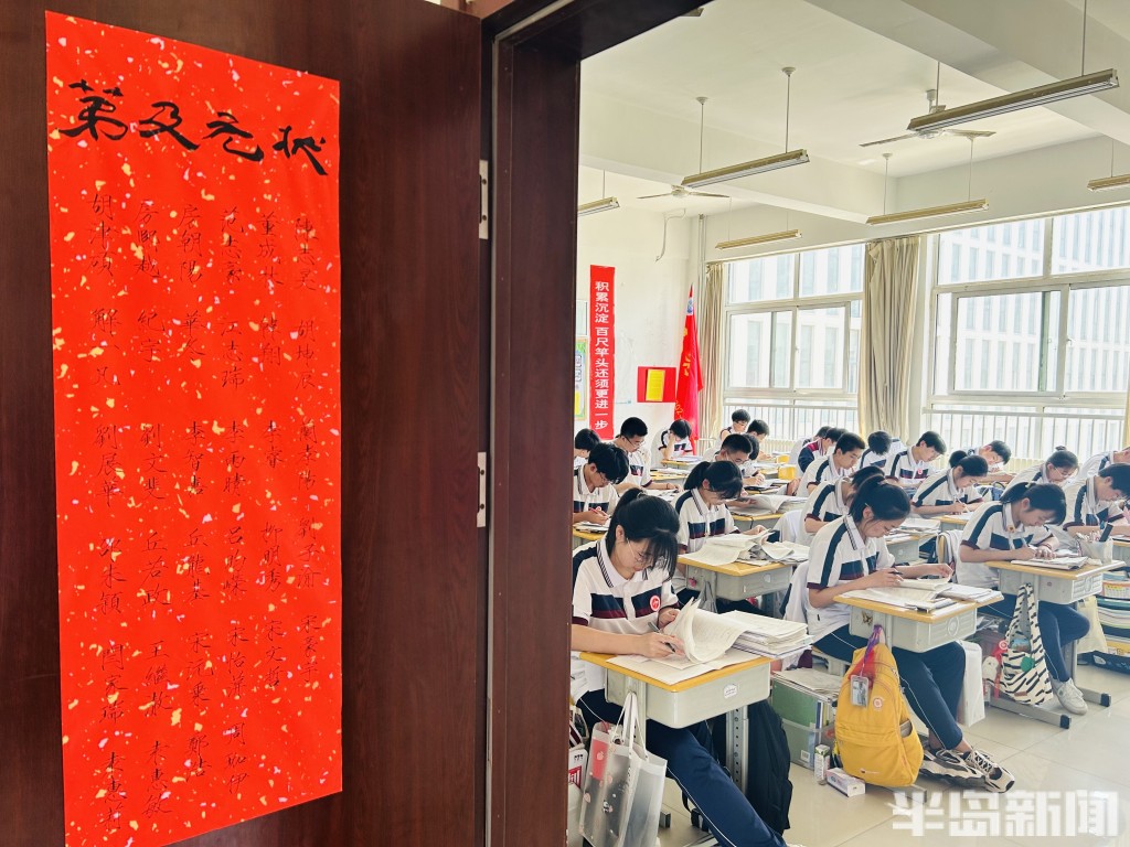 马面裙送考！记者深度还原即墨“宝藏老师”：经常带来“小惊喜”，喜欢用心调动学生积极性