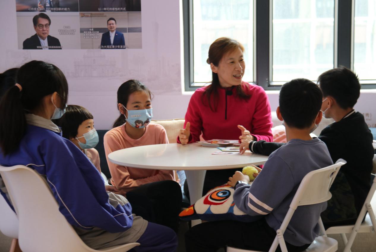 一套卡片教会孩子“认识”情绪，未成年人心理建设渐被关注