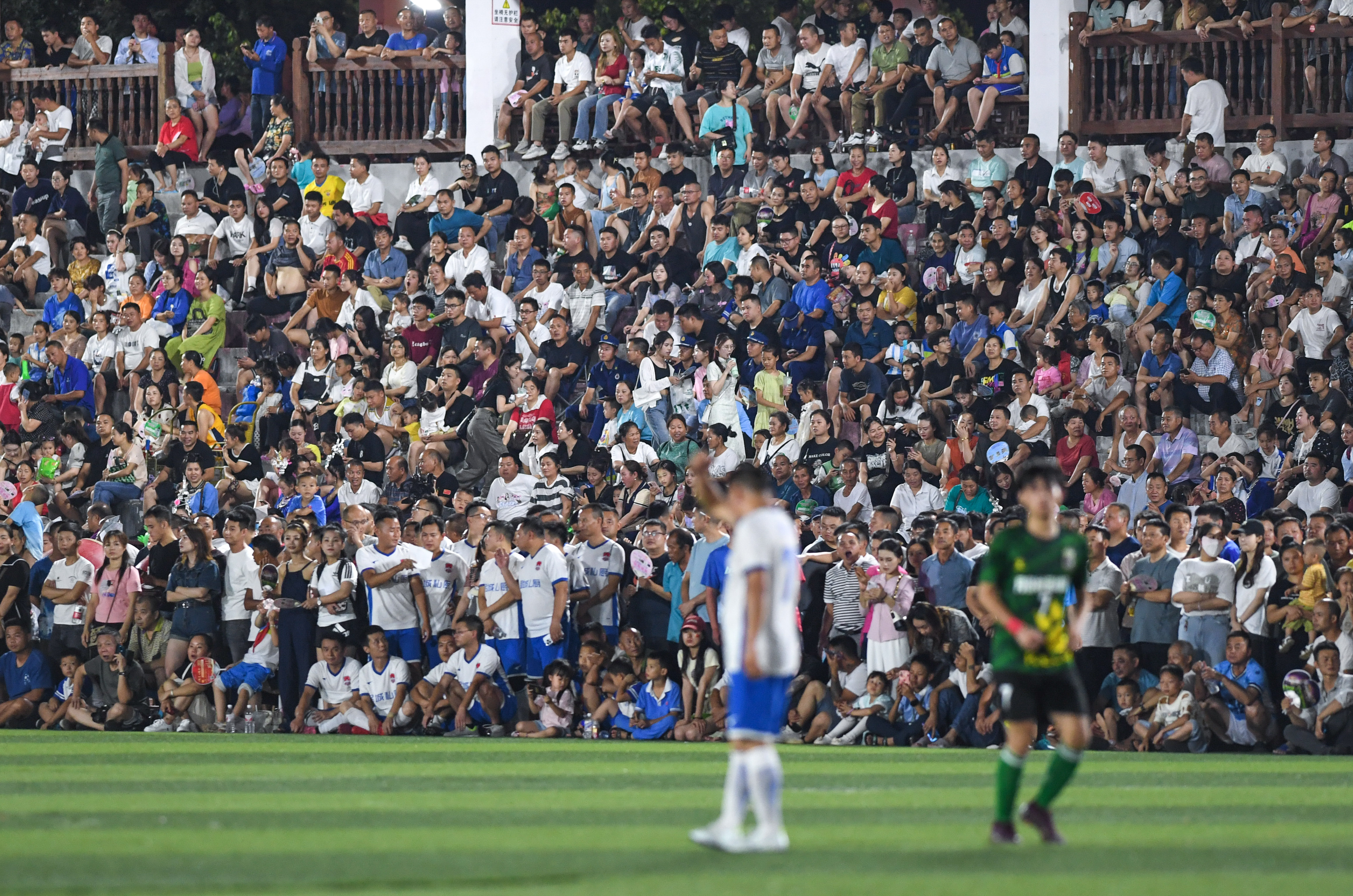 贵州村超足球夜现场直击,贵州村超点燃足球热情