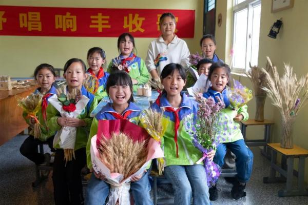 收麦子农民工干活,种地少年收小麦