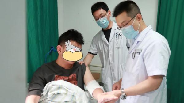 趴着午睡会造成哪些危害,趴着午睡起来背很痛