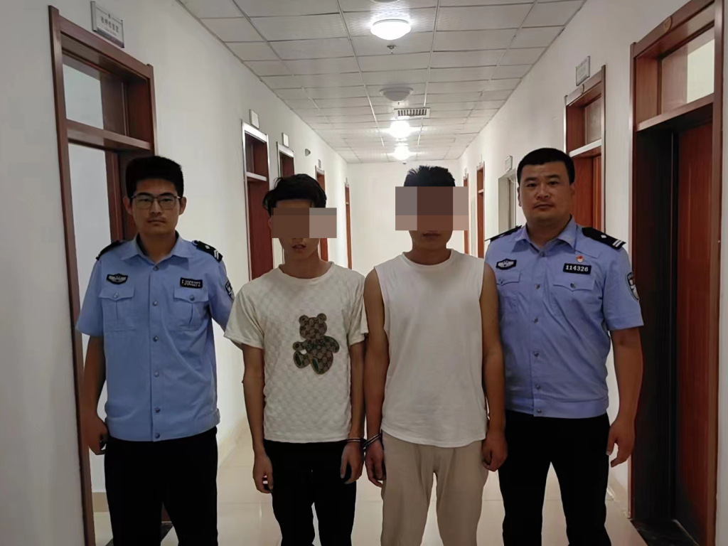 反光镜上贴有小广告，扫二维码*载下**投资APP，被骗数万元！