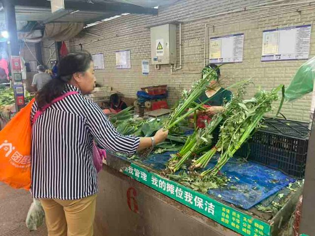 明日端午，艾草成昆明市场“顶流”！网友：我为仪式感买单！