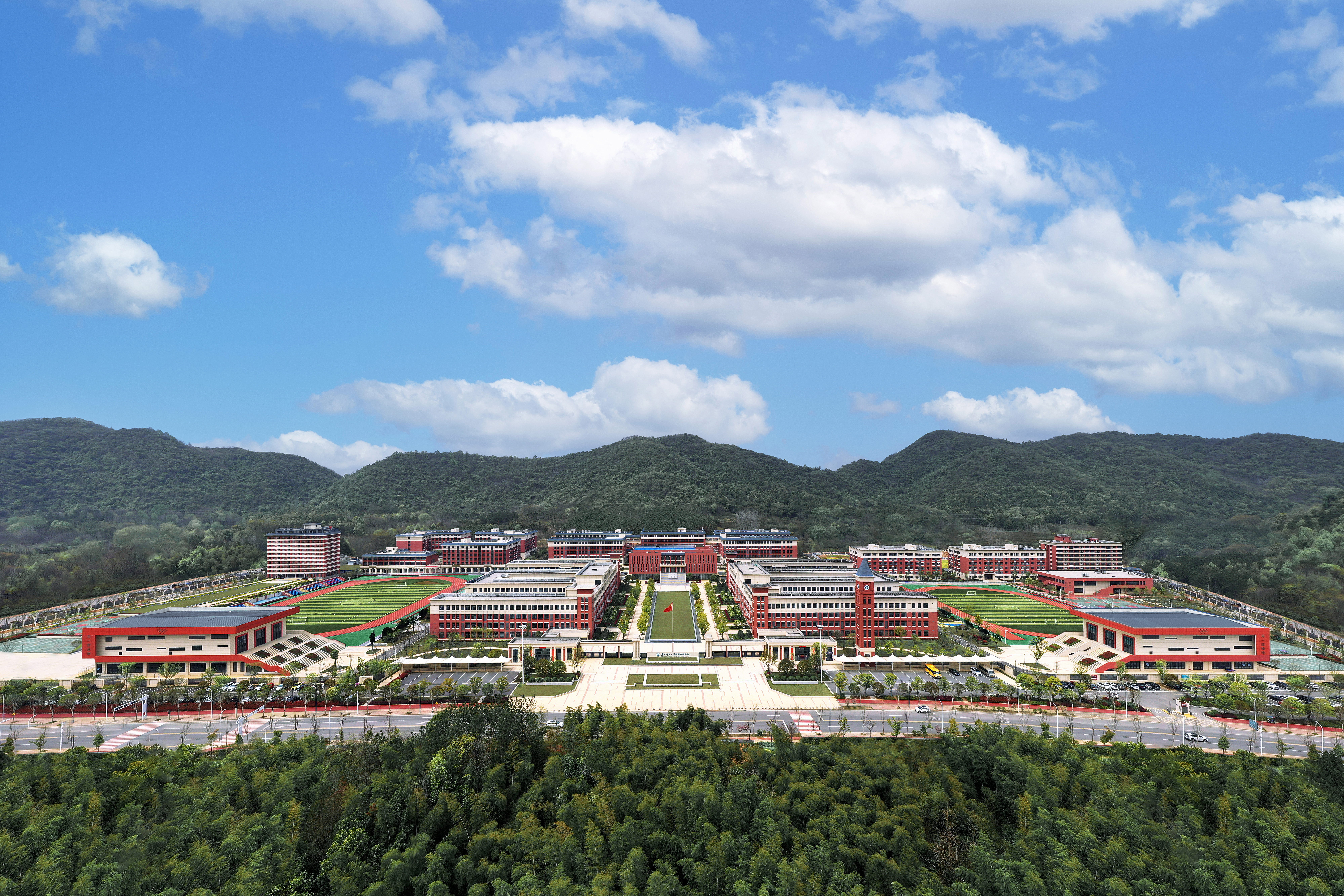 守护学生“拔节孕穗期”——记华中师范大学附属赤壁学校*党**建引领学校优质发展