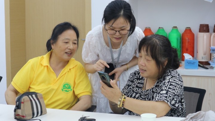 翻译软件来助力，杭州“景中村”村民学习英语氛围浓