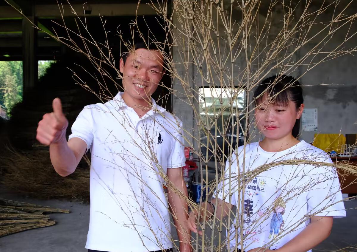 巧扎竹扫把“扫开”富民路