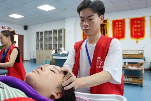 创业100|从桶装水老板到职校校长，7年让万余人掌握就业技能