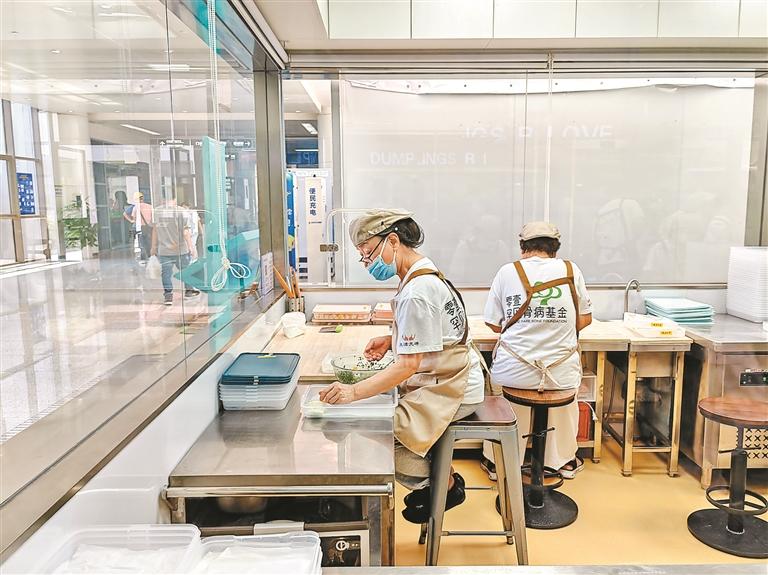 这家开在医院里的饺子店太暖了记者带您探访由特殊人群经营的公益饺子店