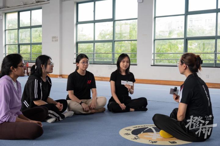 世界冠军教拳，顶级场馆打球，浙大亚运国际播报团：就地取材都是好故事！