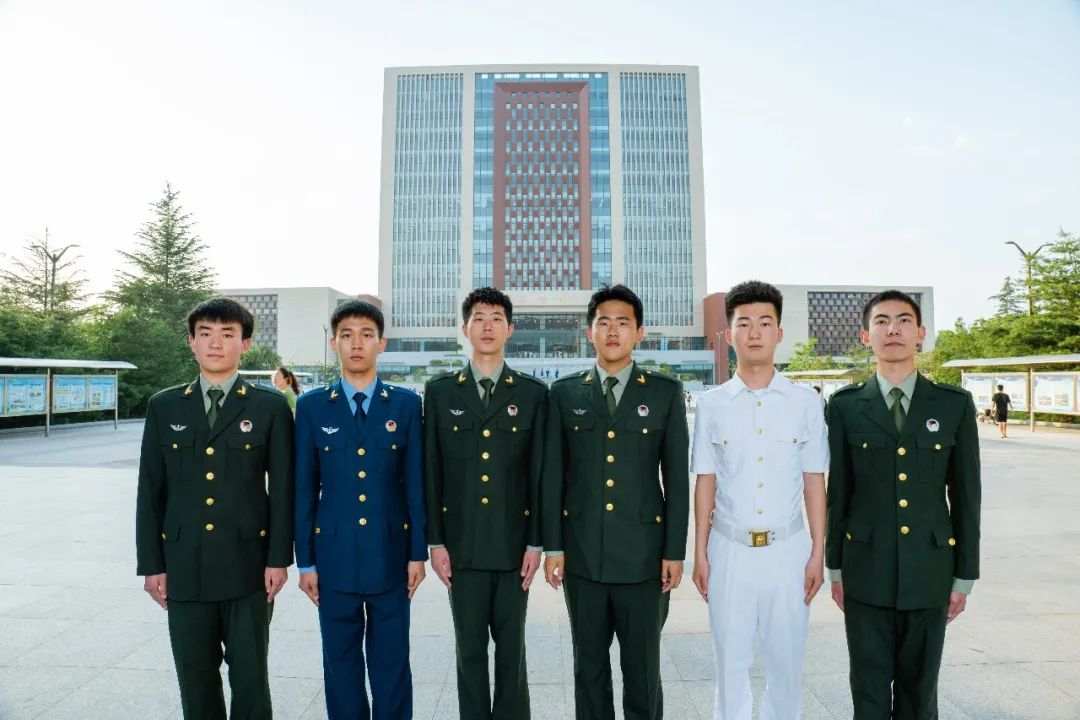 一个宿舍三个退役军人，剩下那位：“你感动吗？我不敢动！”