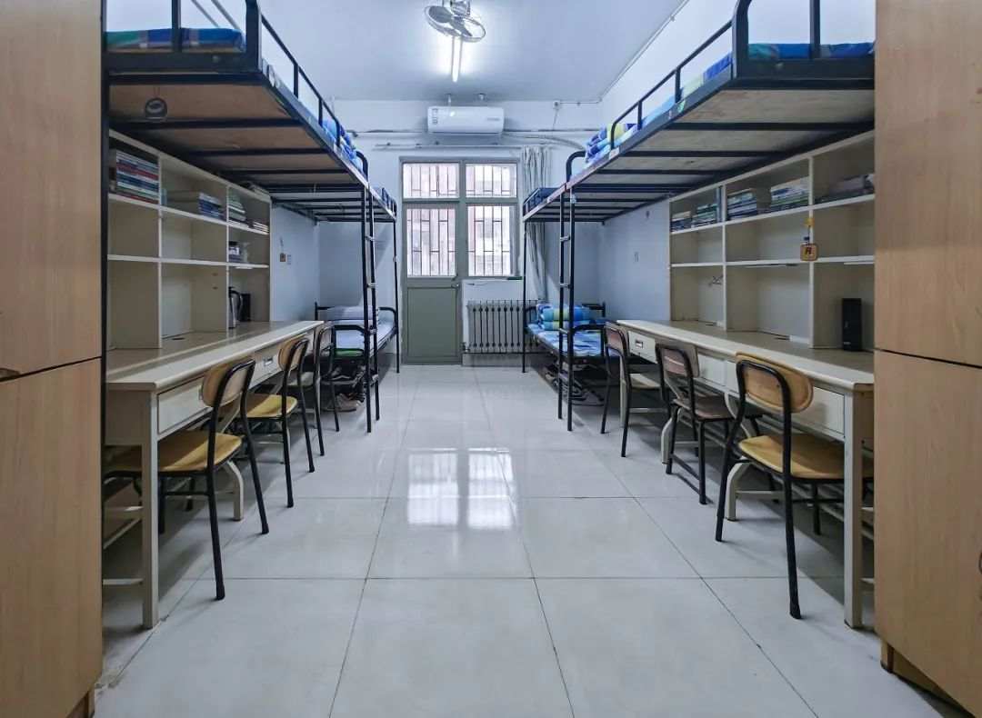 一个宿舍三个退役军人，剩下那位：“你感动吗？我不敢动！”