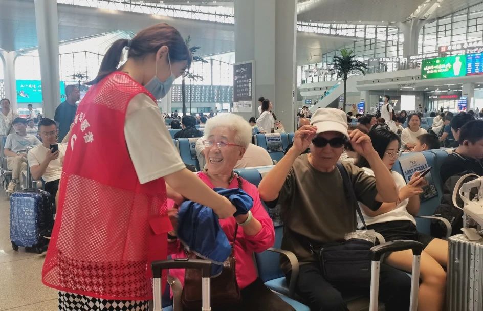 图话丨服务旅客超60万人，太原站“志愿红”活跃在暑运一线