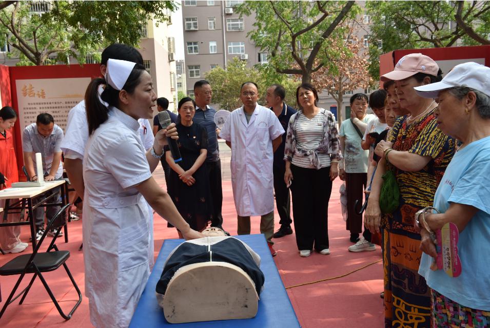 *安泰**市委组织部、泰山护理职业学院联合开展“医护服务进社区*党**性师德暖万家”活动