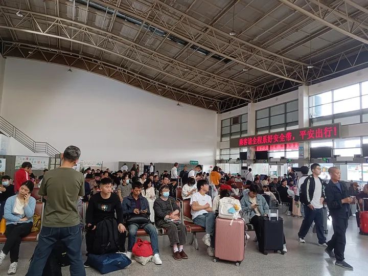 这是刚刚的杭州东站！出城大军出动，部分高速入口关闭！交警紧急提醒