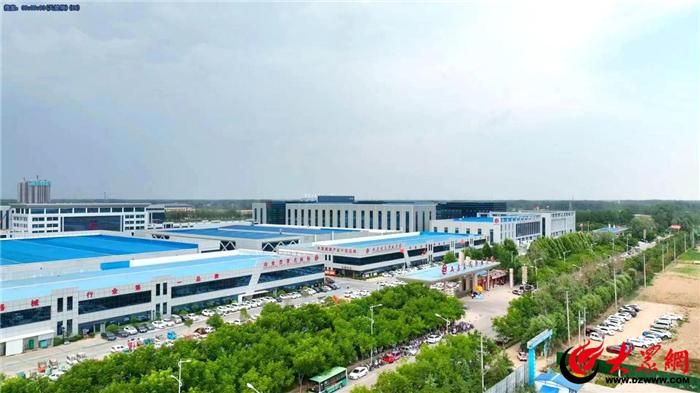 与新时代同行凝心聚力,与时代同行向幸福致敬海报