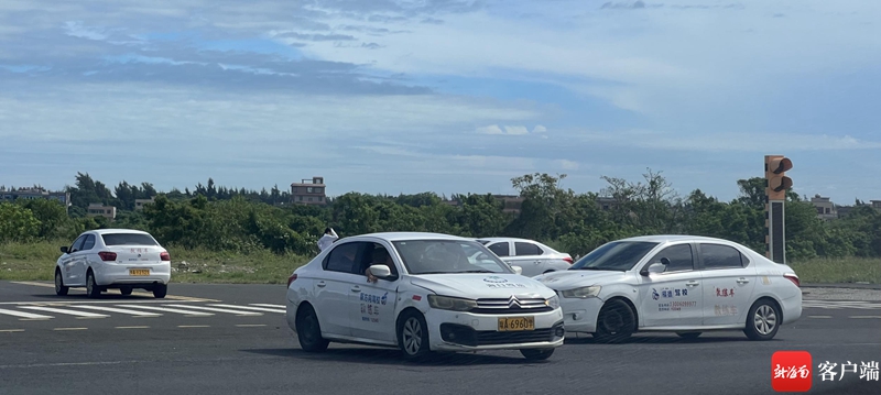 问政海南丨海口多所驾校教练车扎堆在江东大道练车交警回应：将加强巡控及时处理