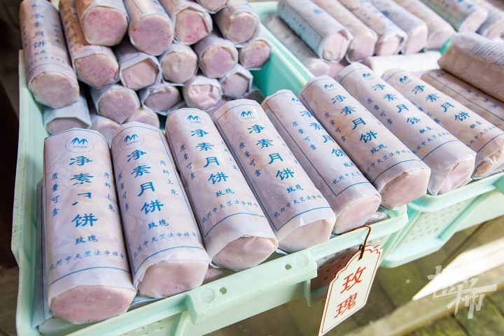 杭州各大寺庙“筒儿月饼”陆续开售!橙柿独家探访中天竺“月饼厨房”:吃货最惦记的素月饼是怎么做出来的?
