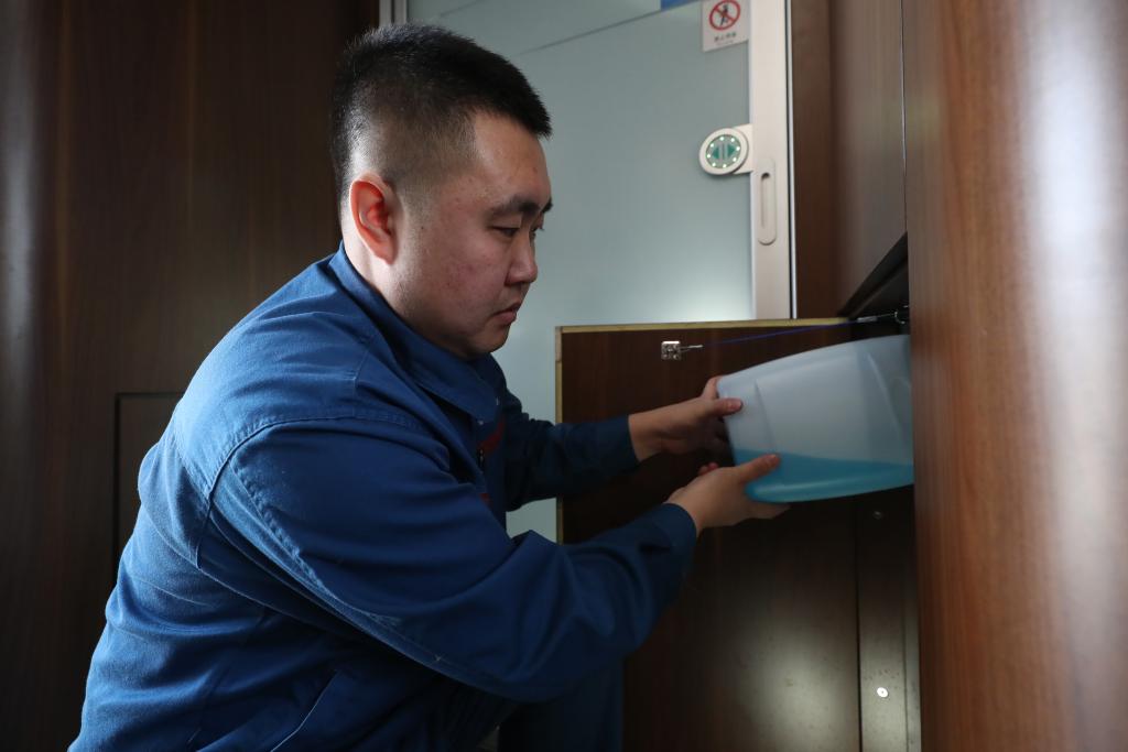 采访冷知识,火车开久了怎么擦玻璃