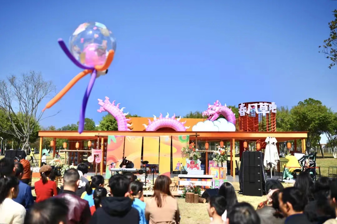 南财观察丨文似看山更喜“坪”，从“年味”中看坪山如何拿下深圳消费增速第一城区