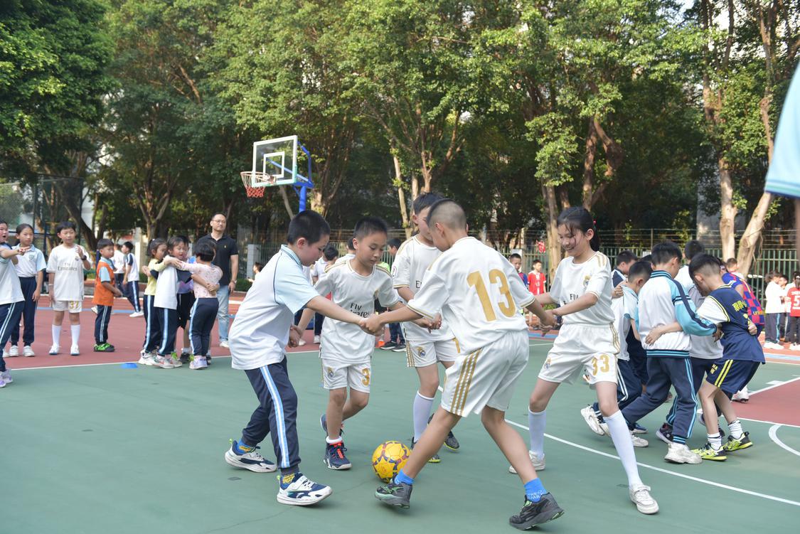 绿茵场上展风采足球小将创佳绩,小学校长杯校园足球联赛开幕仪式