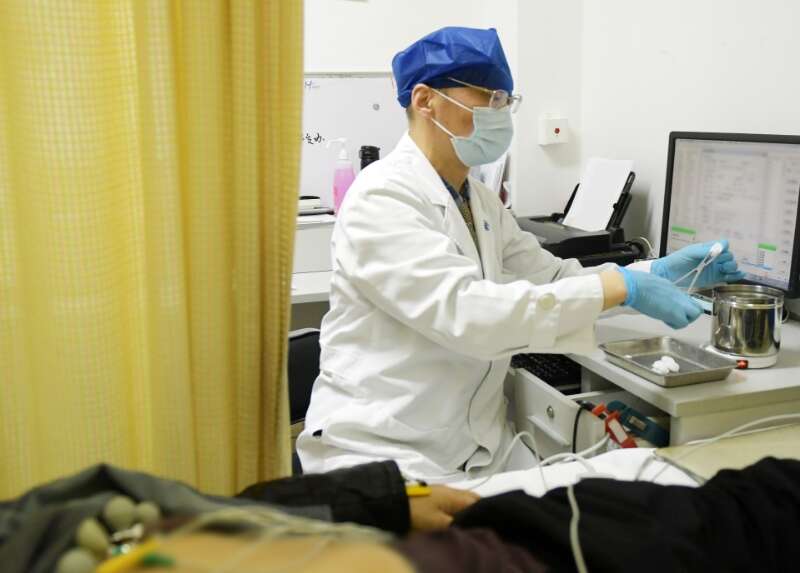 加热贴暖贴医院专用,天冷了医生给患者贴暖宝宝贴