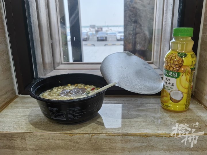 *疆新**旅游遭遇“风吹雪”！近千人在服务区打地铺过夜，上海姑娘向橙柿讲述被困沙漠腹地经历……