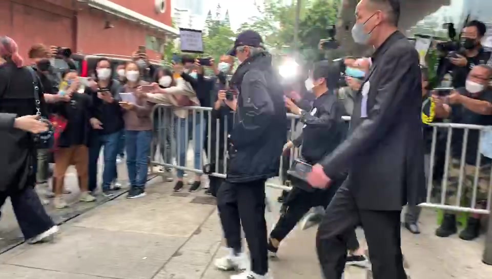 吴孟达丧礼现场直击：灵堂一片花海，周星驰第一个到场，刘德华、吴君如悼念，影迷送行，家人用达叔金句致谢